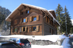 Das Chalet wurde 1867 in Morgins aufgebaut und zählt zu den ältesten Häusern des Dorfes. 2 Appartements mit jeweils 4 Schlafzimmern und 2 Bädern erwartet Sie in unmittelbaerer Näche der Talstation.